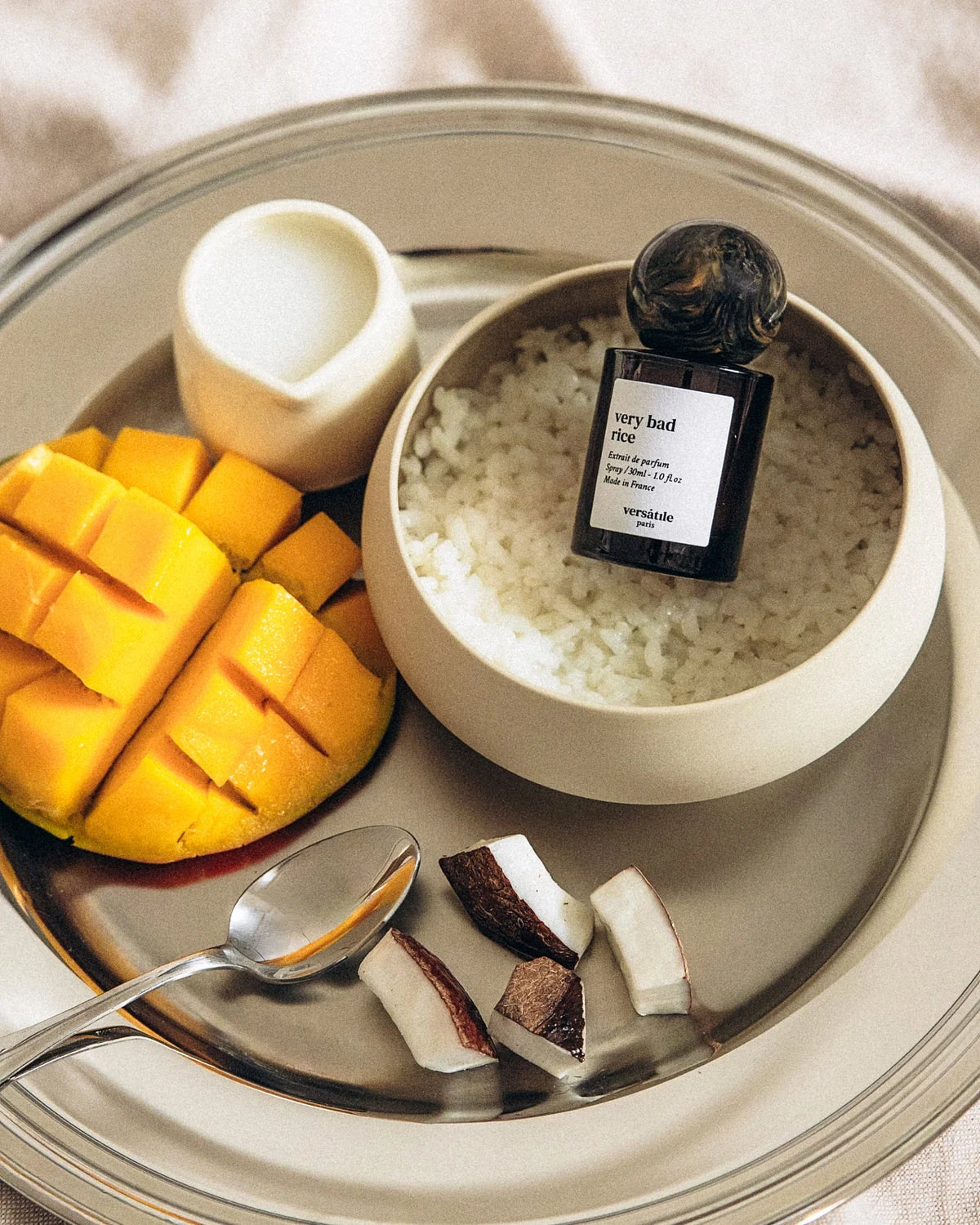Very Bad Rice Versatile Paris su ciotola di riso appiccicoso: profumo spray note di mango, cocco e ube latte.