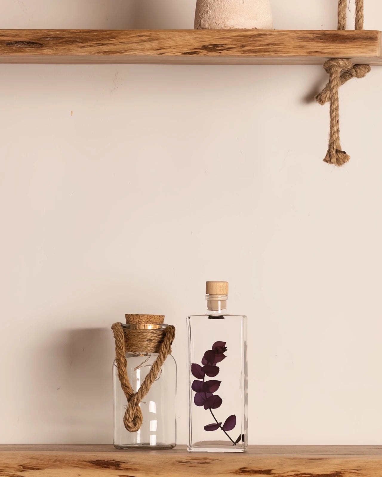 wabi sabi herbarium giapponese artigianali con fiori conservati in bottiglia di vetro farmaceutico e tappo in legno naturale - foglia stabilizzata di eucalipto viola - dimensione media