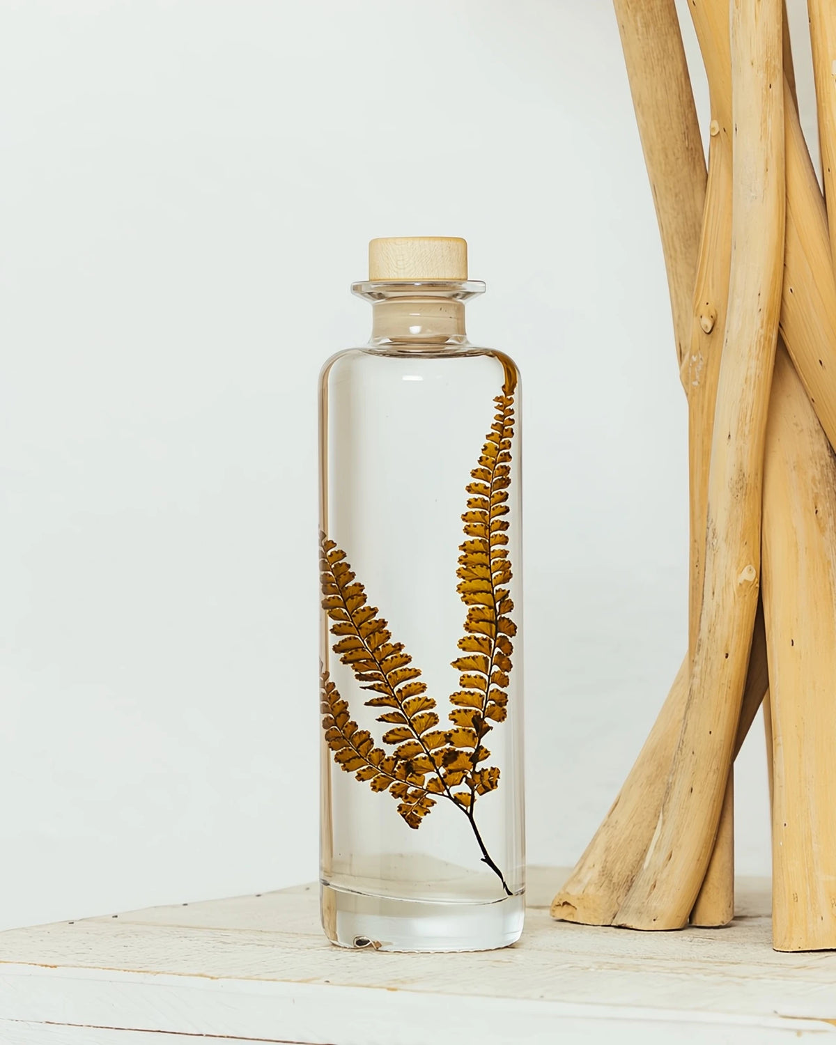 wabi sabi herbarium giapponese artigianali con fiori conservati in bottiglia di vetro farmaceutico e tappo in legno naturale - foglia stabilizzata di felce gialla - dimensione grande