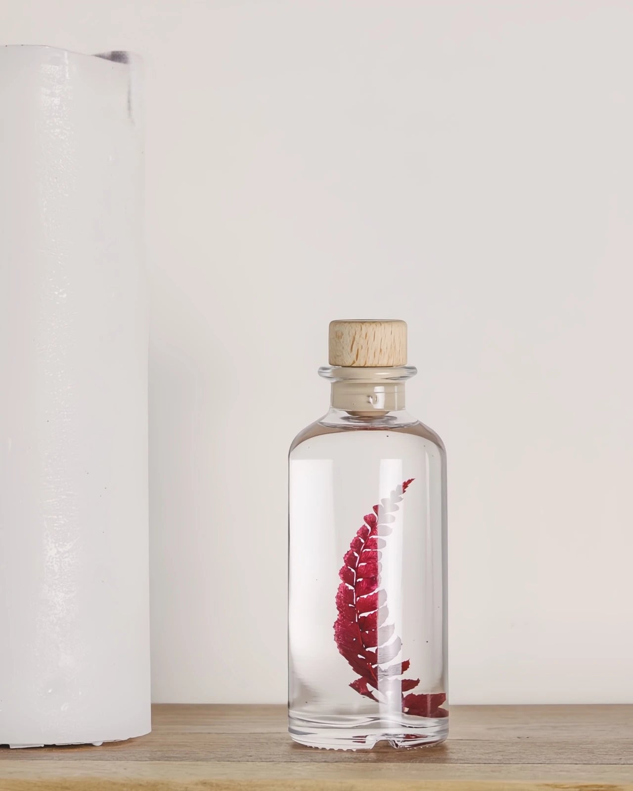 wabi sabi herbarium giapponese artigianali con fiori conservati in bottiglia di vetro farmaceutico e tappo in legno naturale - foglia stabilizzata di felce rossa - dimensione piccola