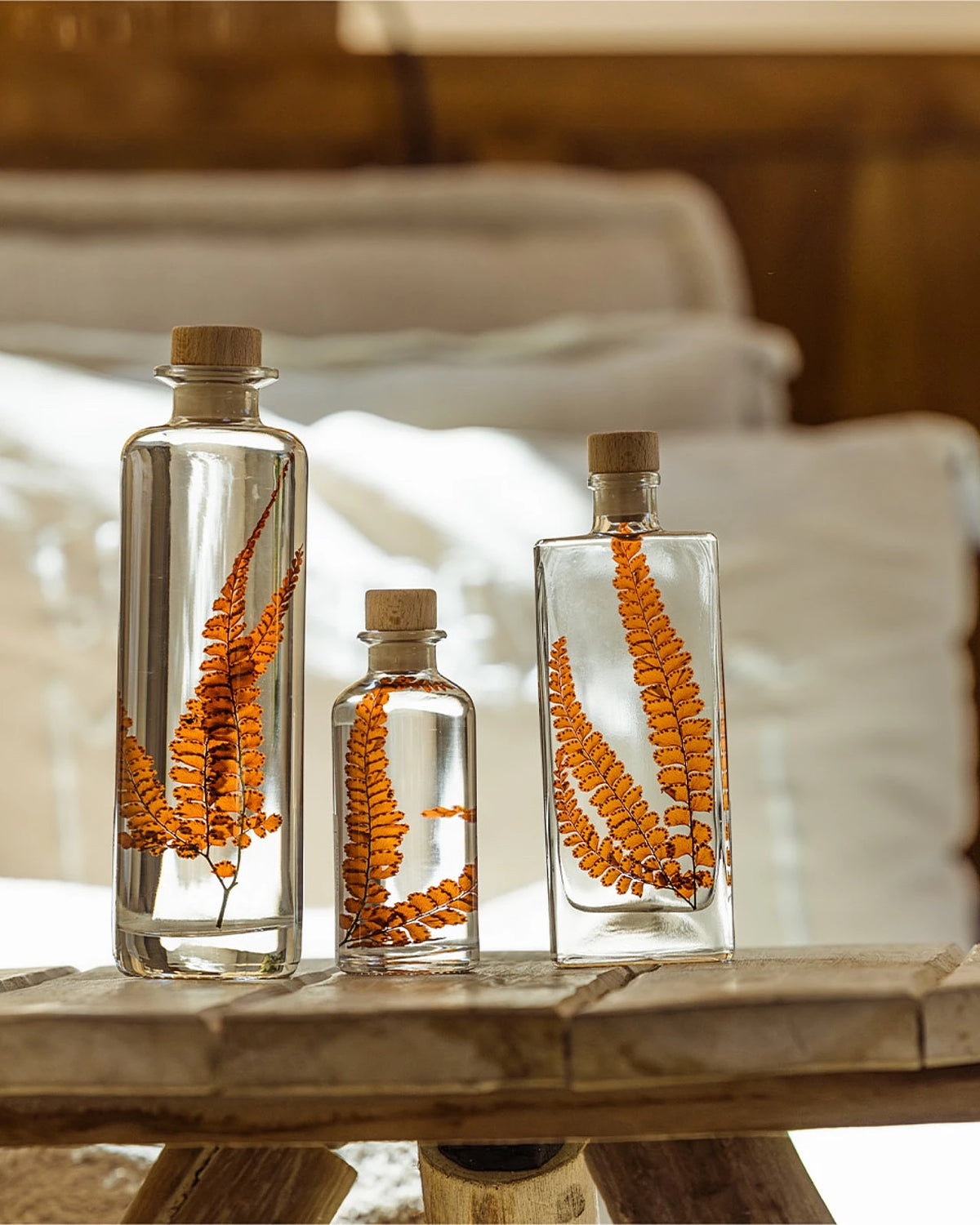 wabi sabi herbarium giapponese artigianali con fiori conservati in bottiglia di vetro farmaceutico e tappo in legno naturale colore arancio