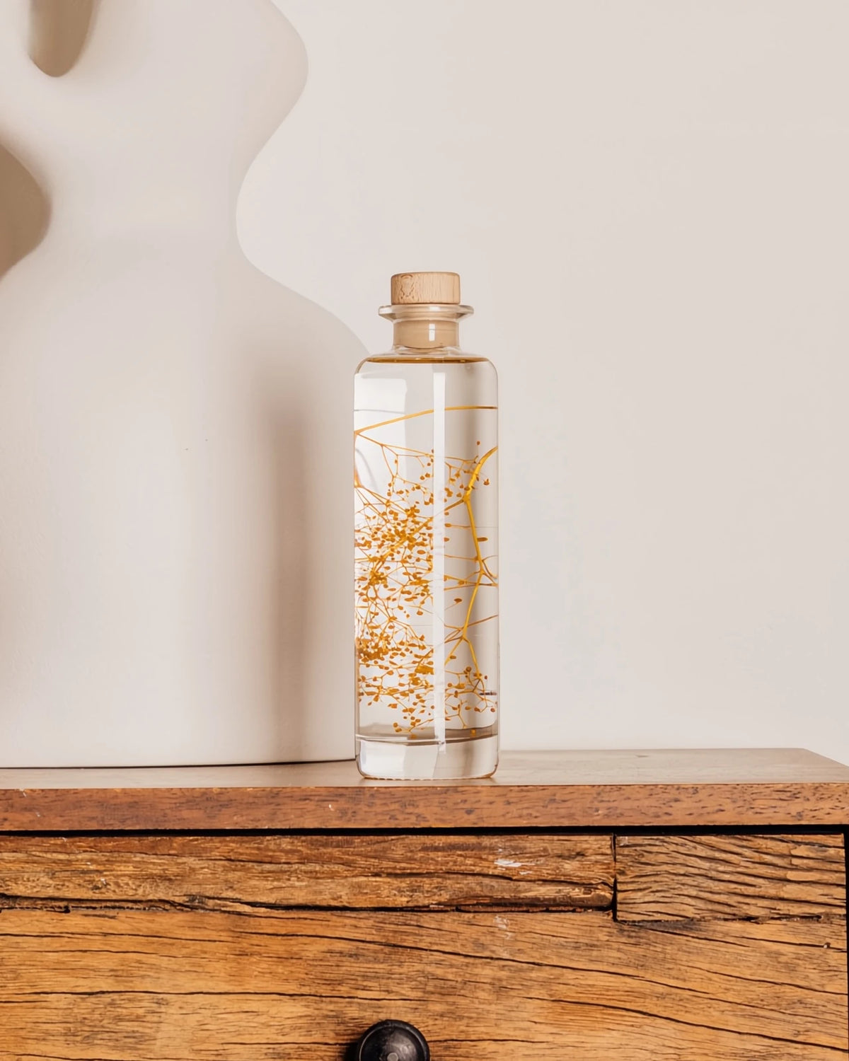 wabi sabi herbarium giapponese artigianali con fiori conservati in bottiglia di vetro farmaceutico e tappo in legno naturale - fiori di gypsophila gialla - dimensione grande