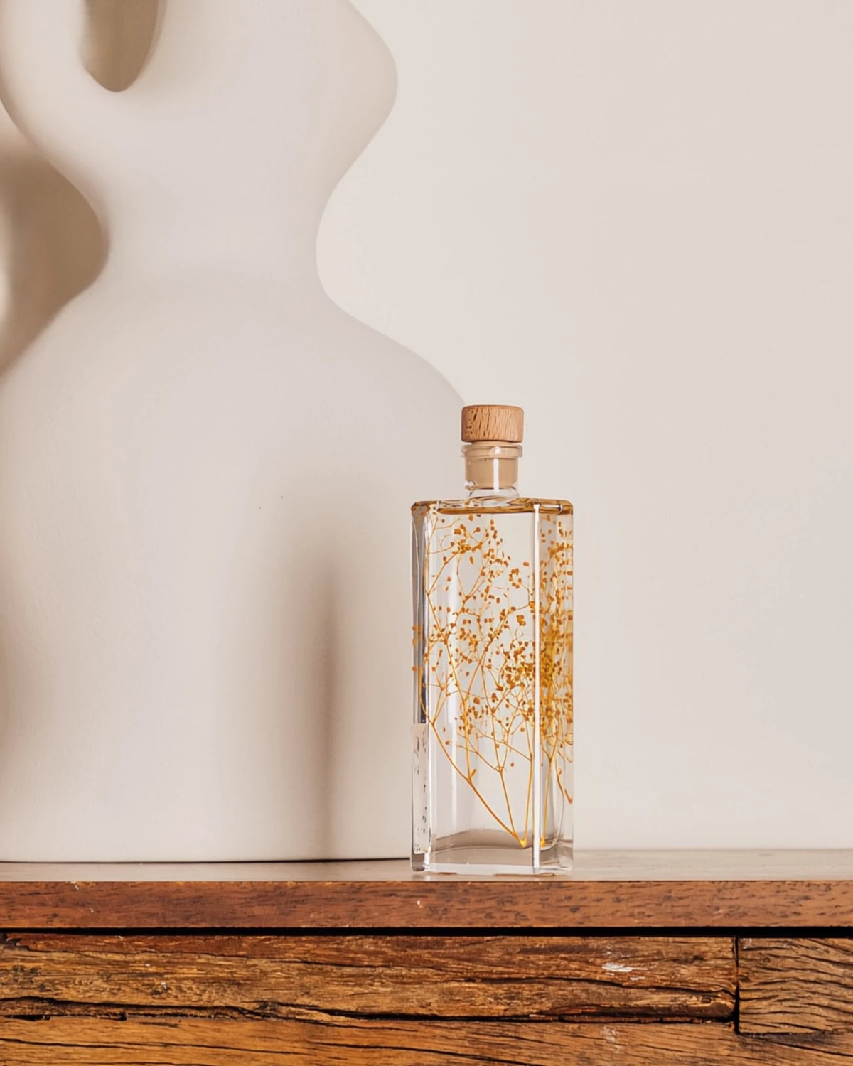 wabi sabi herbarium giapponese artigianali con fiori conservati in bottiglia di vetro farmaceutico e tappo in legno naturale - fiori di gypsophila gialla - dimensione media