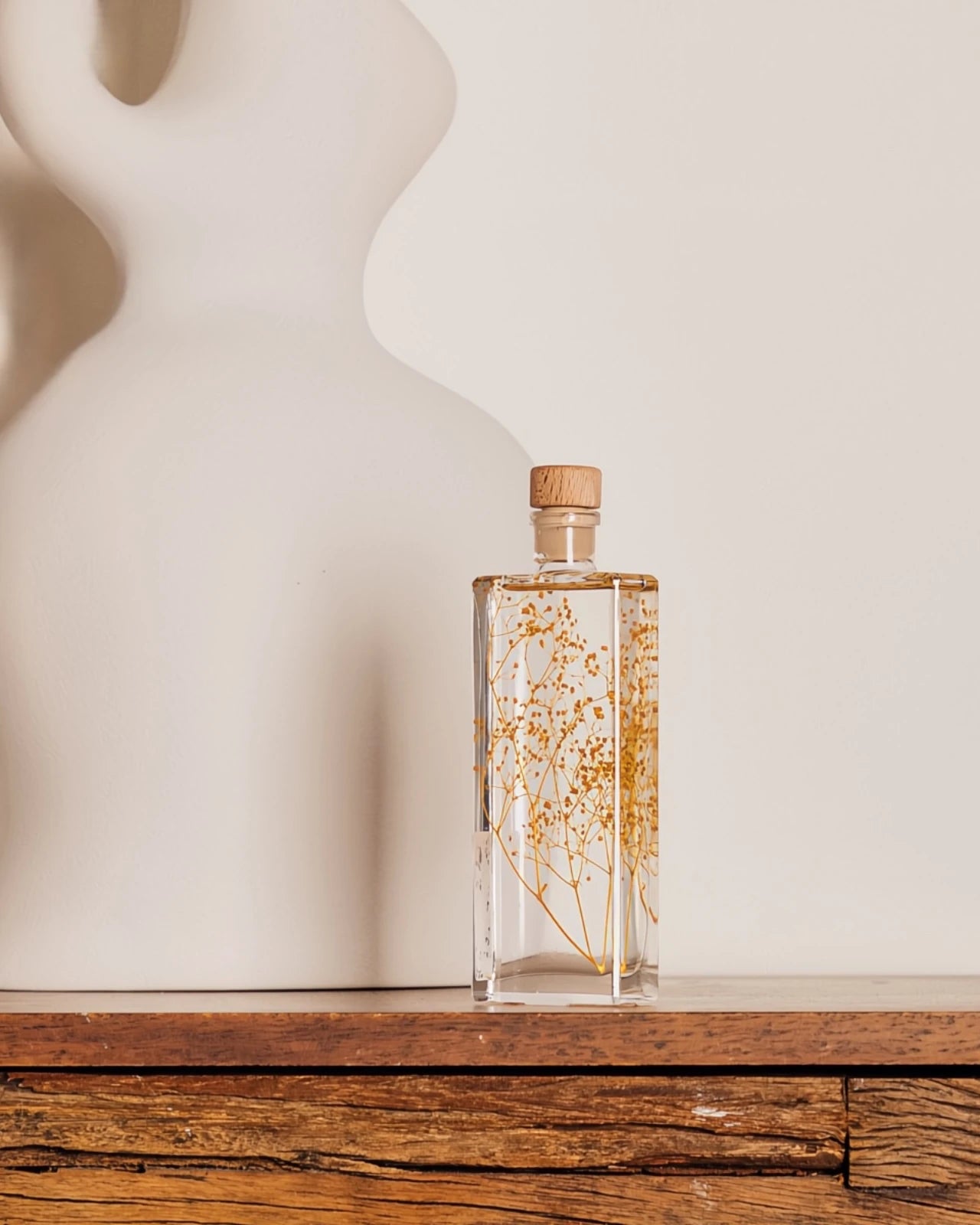 wabi sabi herbarium giapponese artigianali con fiori conservati in bottiglia di vetro farmaceutico e tappo in legno naturale - fiori di gypsophila gialla - dimensione media