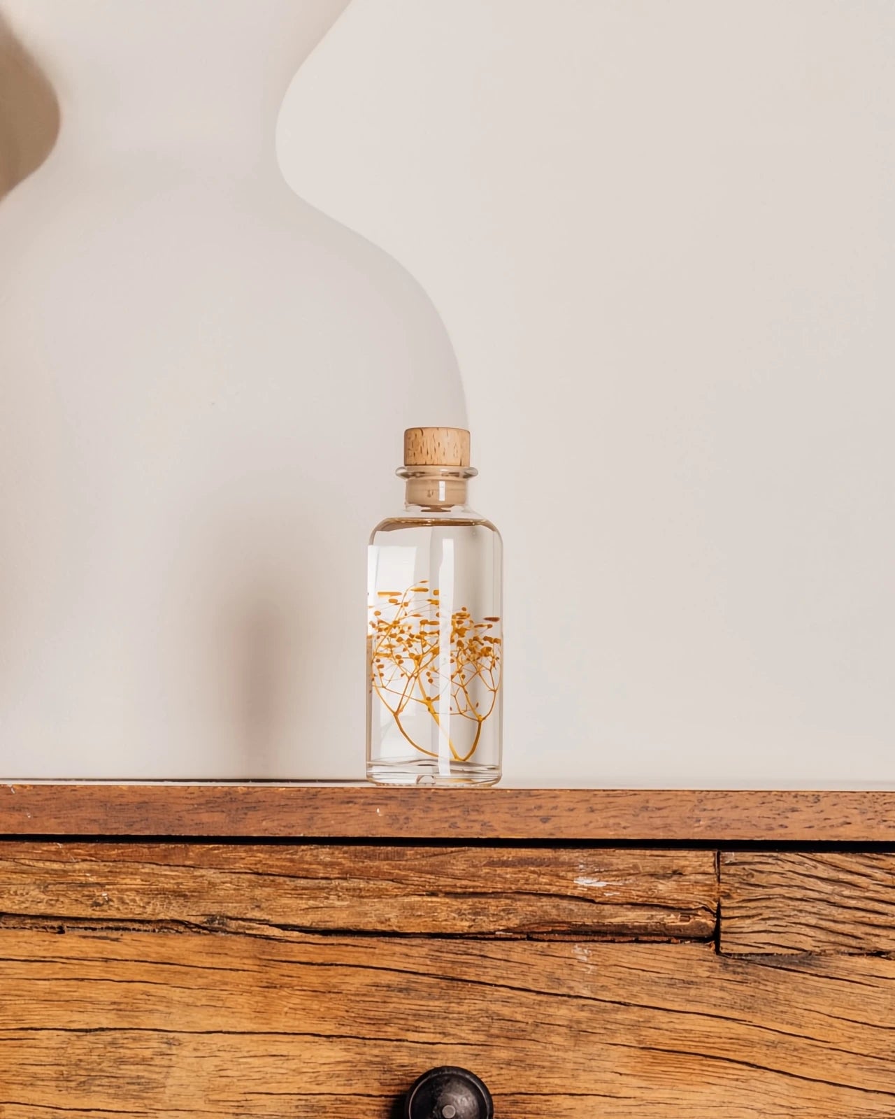 wabi sabi herbarium giapponese artigianali con fiori conservati in bottiglia di vetro farmaceutico e tappo in legno naturale - fiori di gypsophila gialla - dimensione piccola