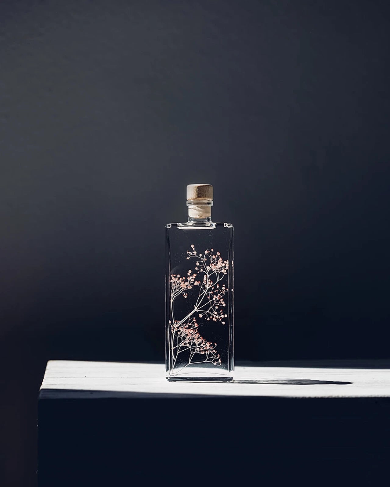 wabi sabi herbarium giapponese artigianali con fiori conservati in bottiglia di vetro farmaceutico e tappo in legno naturale - fiori di gypsophila rosa - dimensione media