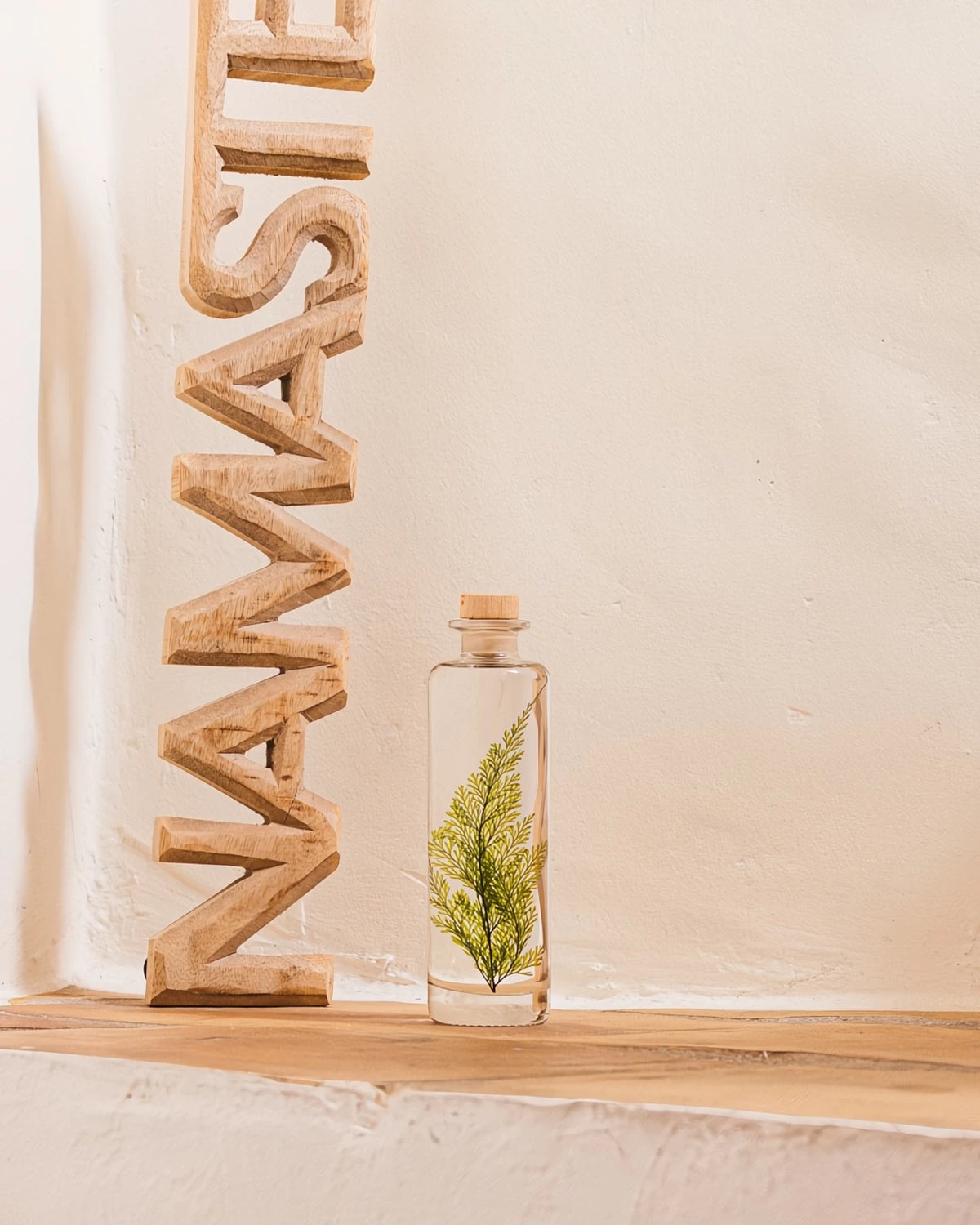 wabi sabi herbarium giapponese artigianali con fiori conservati in bottiglia di vetro farmaceutico e tappo in legno naturale - foglia di tabalia - dimensione grande