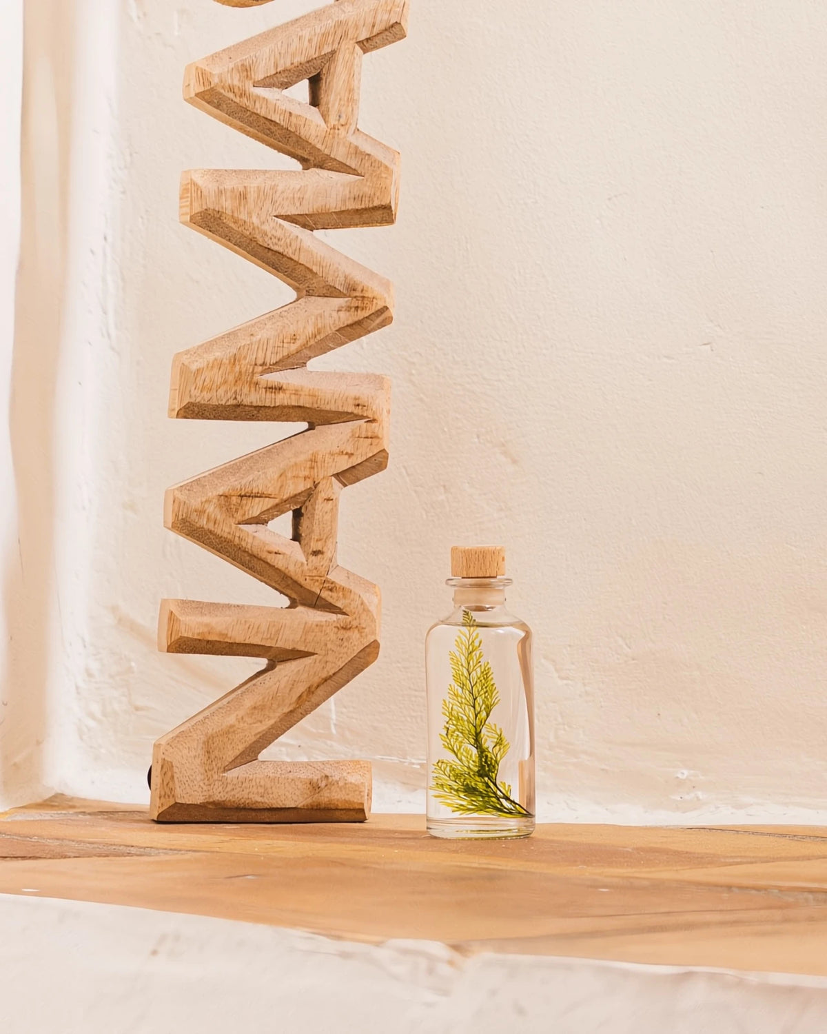 wabi sabi herbarium giapponese artigianali con fiori conservati in bottiglia di vetro farmaceutico e tappo in legno naturale - foglia di tabalia - dimensione piccola