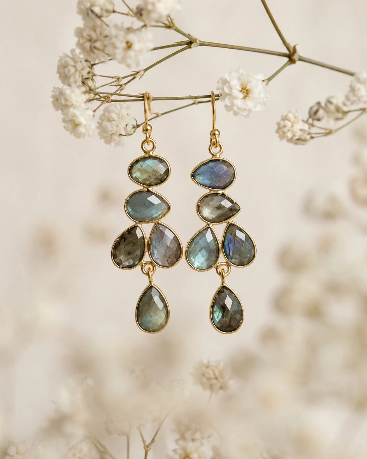 Orecchini pendenti Zefira con Labradorite naturale in acciaio inossidabile con finitura oro 18K - artigianato francese a Roma